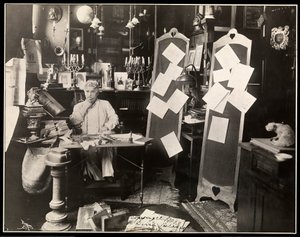 David Belasco em seu estudo em Nova York, depois de 1909 (impressão de gelatina de prata)